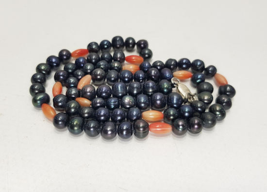 MERCAN TAŞLARLA SÜSLÜ SİYAH İNCİ KOLYE 