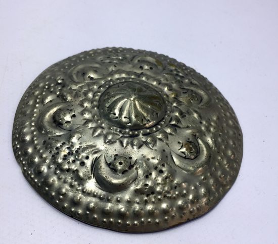 ÜZERİNDE AY YILDIZ MOTİFLER BULUNAN GELİN TEPELİĞİ