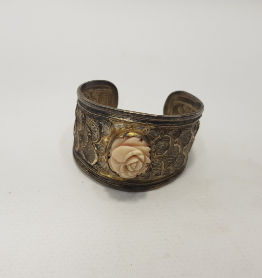 OSMANLI DÖNEMİ PEMBE MERCAN TAŞLI GÜL MOTİFLİ GÜMÜŞ BİLEZİK 