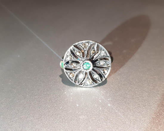 ZÜMRÜT VE ELMAS TAŞLARLA SÜSLÜ ALTIN YÜZÜK 