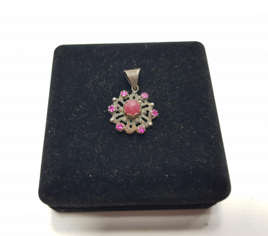 KIRMIZI DOĞAL TAŞLARLA SÜSLÜ GÜMÜŞ KOLYE UCU 