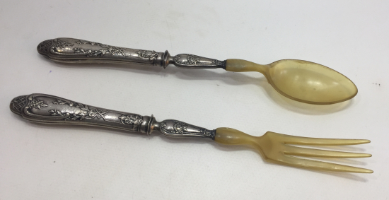 1900 BAŞLARI GÜMÜŞ SAPLI VE BOYNUZDAN MAMUL SERVİŞ ÇATAL KAŞIĞI