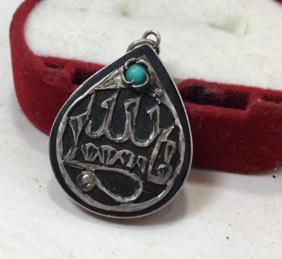 ÜZERİ MAŞALLAH YAZILI GÜMÜŞ VE OLTU TAŞLI ARMUDİ KOLYE 