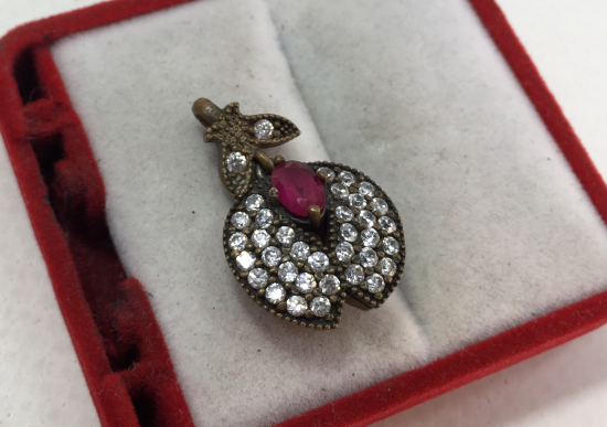 MARGAZİT VE KÖK YAKUTTAN OLUŞAN GÜMÜŞ KOLYE UCU