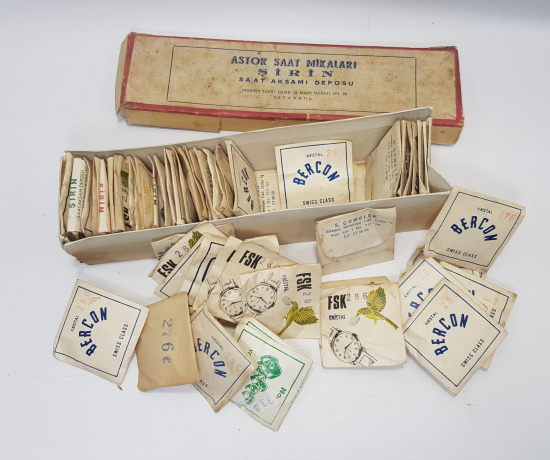 KUTUSUNDA 50 ADET KOL SAATİ CAMI 