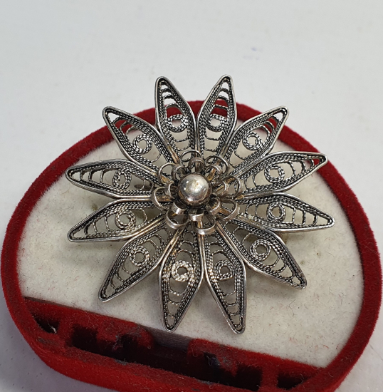 GÜNEŞ VE ÇİÇEK FORMLU TELKARİ İŞÇİLİKLİ GÜMÜŞ BROŞ