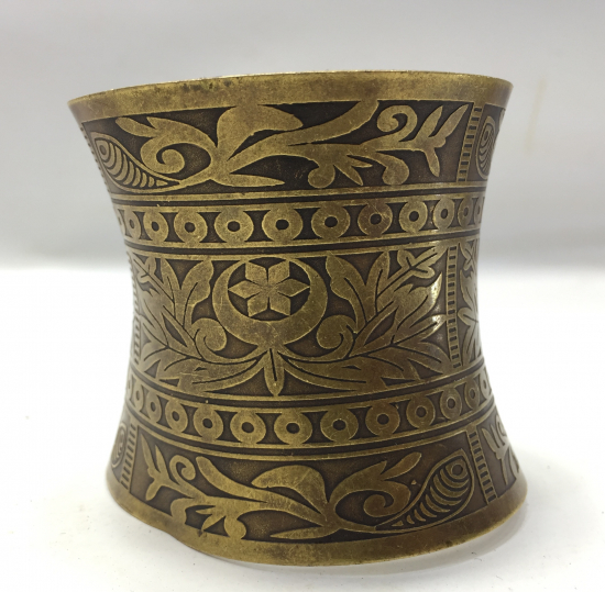 ÜZERİNDE AY YILDIZ MOTİFLERİ BULUNAN KALIN BİLEZİK