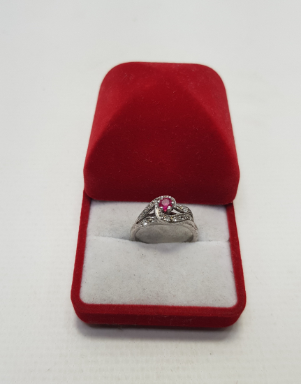 ORTASI YAKUT TAŞLI PIRLANTA YÜZÜK 