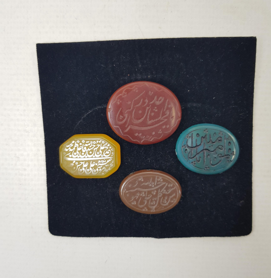 ÜZERLERİ YAZILI 4 ADET AKİK YÜZÜK TAŞI 