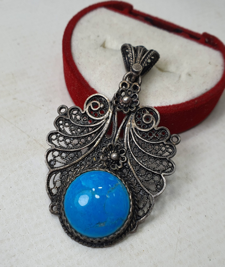 TELKARİ İŞÇİLİKLİ ÜZERİ TURKUAZ TAŞLI GÜMÜŞ KOLYE UCU