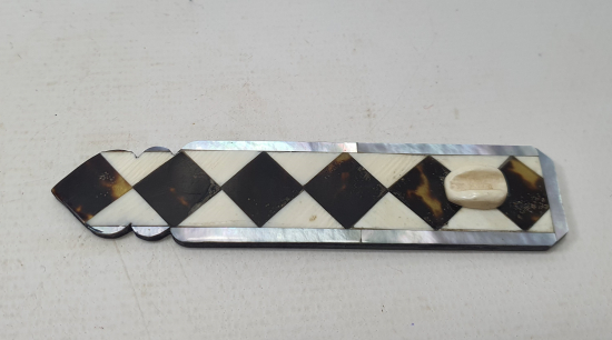 AHŞAP BAĞA KEMİK VE SEDEFTEN MAMUL MAKTA ALTLIĞI