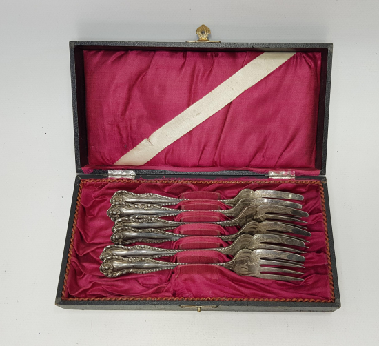 KUTUSUNDA KALEM İŞİ BALIK DESENLİ ÇATAL TAKIMI 