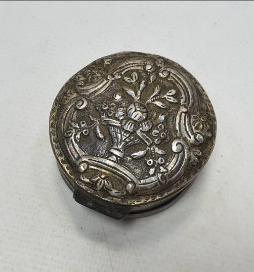 OSMANLI DÖNEMİ KABARTMA İŞÇİLİKLİ GÜMÜŞ ENFİYE KUTUSU