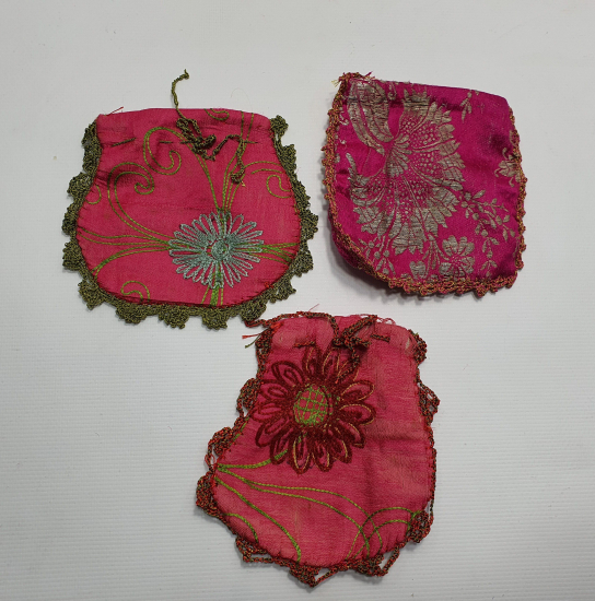 OSMANLI DÖNEMİ SUZANİ VE ELMASİYE KUMAŞTAN MAMUL 3 ADET KESE