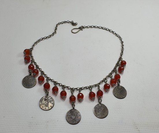 ÜZERİNDE OSMANLI PARALARI VE AKİK TAŞLAR BULUNAN GERDANLIK