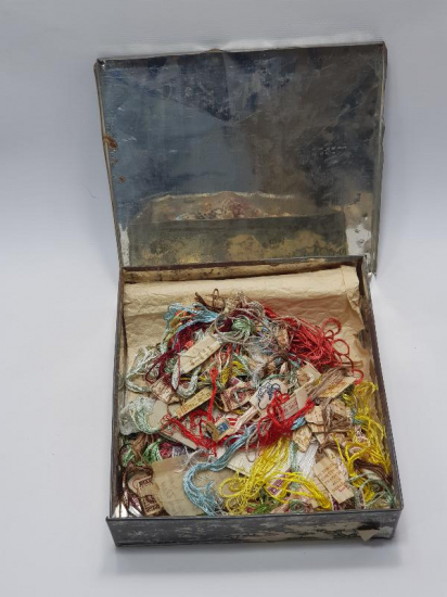 BİR KUTU İPEK İPLİK 