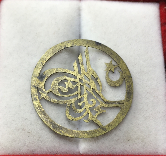 OSMANLI DÖNEMİ TUĞRA VE AY YILDIZ FORMUNDA TESTERE İŞÇİLİKLİ OBLE