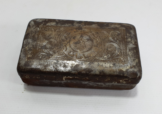 ÜZERİNDE OSMANLICA YAZILAR BULUNAN MEŞRUTİYET DÖNEMİ TÜTÜN TABAKASI