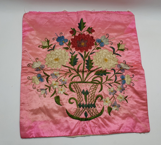 OSMANLI DÖNEMİ İPEK ATLAS ÜZERİNE YAPILMIŞ İŞLEME YASTIK