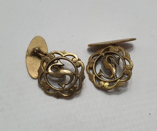 ÜZERİNDE S HARFİ BULUNAN ALTIN KAPLAMA VE KALEM İŞÇİLİKLİ ANTİKA KOL DÜĞMELESİ