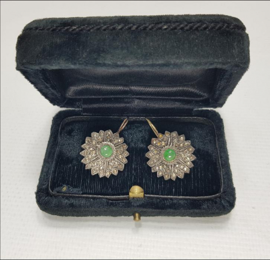 ZÜMRÜT VE ELMASLARLA SÜSLÜ ALTIN KÜPE