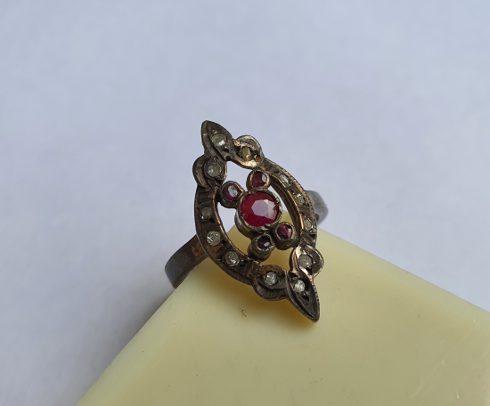 ÜZERİ YAKUT VE ELMAS TAŞLARLA SÜSLÜ ÖZEL YAPIM YÜZÜK