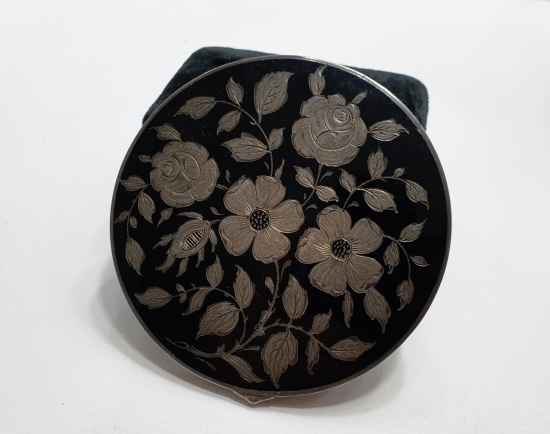 1900 BAŞLARI ÜZERİ MİNE İŞÇİLİKLİ GÜMÜŞ PUDRİYER