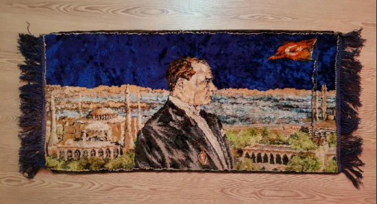 ATATÜRK RESİMLİ KADİFE DUVAR HALISI 
