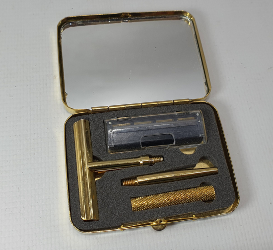 ORJİNAL KUTUSUNDA VE ÇİL KONDİSYONDA SEYAHAT TRAŞ TAKIMI