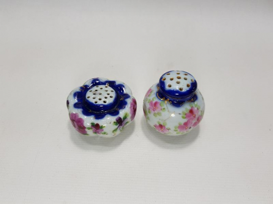 OSMANLI DÖNEMİ BİR ÇİFT PORSELEN BAHARATLIK 