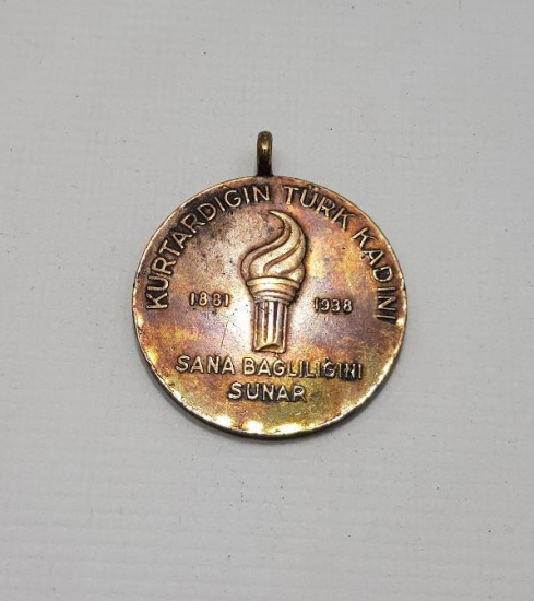 10 KASIM 1938 ATATÜRK, KURTARDIĞIN TÜRK KADINI SANA BAĞLILIĞINI SUNAR MADALYON 