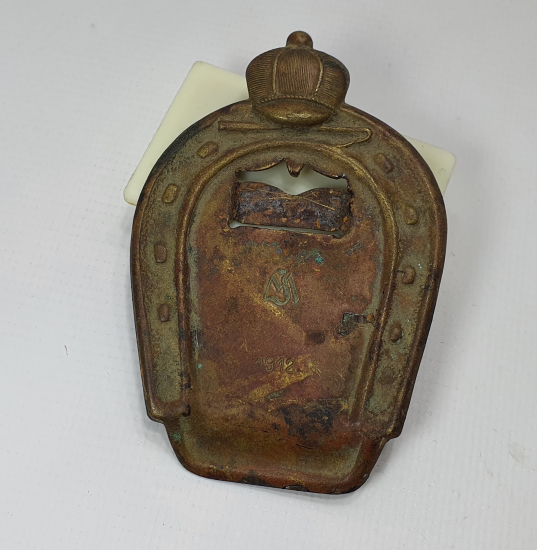 ÜZERİNDE OSMANLICA VE LATİN HARFLERİYLE İNSİYAL BULUNAN ATÇILIKLA İLGİLİ OBJE