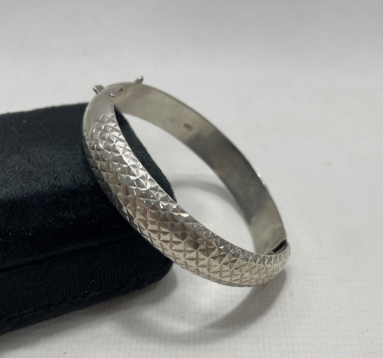 ÜZERİ KABARTMA İŞÇİLİKLİ GÜMÜŞ BİLEZİK