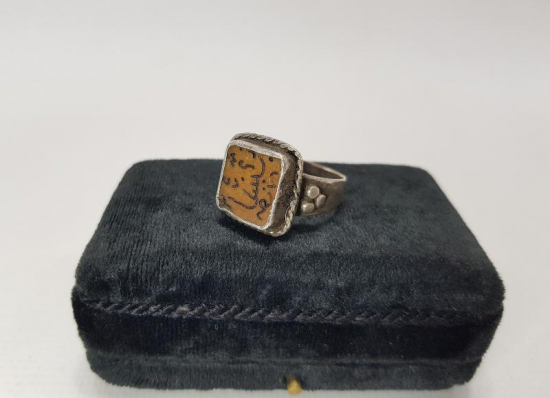 ÜZERİNDE OSMANLICA POLİS YAZILI DAMLA KEHRİBAR YÜZÜK 