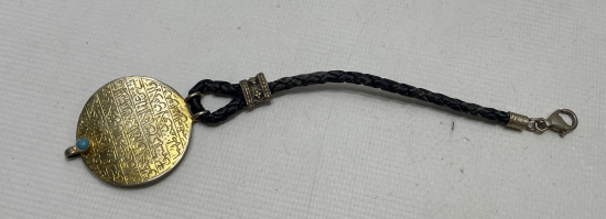 ÜZERİNDE AYET EL KÜRSİ YAZILI VE ARKAISNDA İSE NAZAR TILSIMI BULUNAN GÜMÜŞ BİLEKLİK