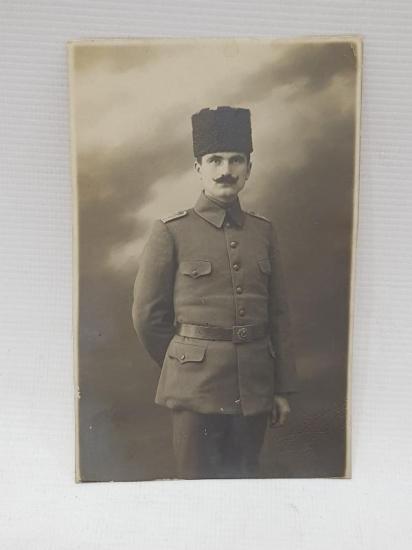 1918 TARİHLİ KALPAKLI VE ÜNİFORMALI OSMANLI SUBAYI 