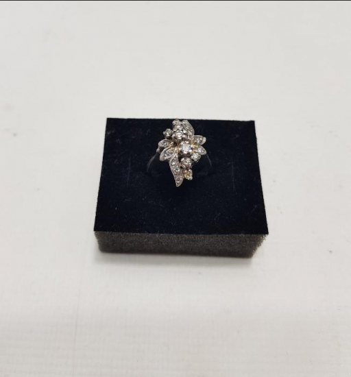 ÇİÇEK FORMLU PIRLANTA YÜZÜK 