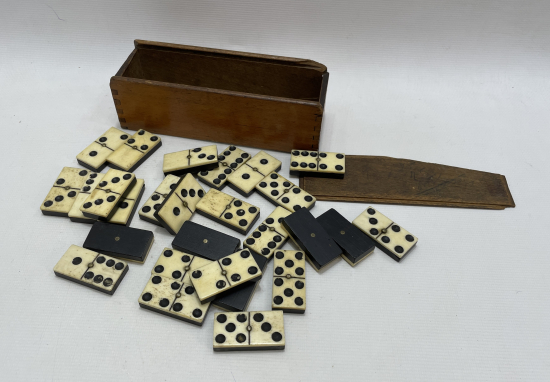 BOYNUZ VE KEMİKTEN MAMUL ANTİKA DOMİNO TAŞLARI