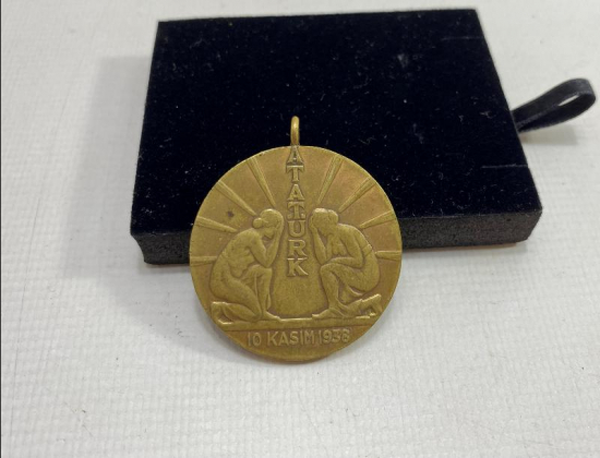 10 KASIM 1938 ATATÜRK, KURTARDIĞIN TÜRK KADINI SANA BAĞLILIĞINI SUNAR MADALYON 