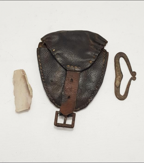 OSMANLI DÖNEMİ DERİ ÇANTASI İÇİNDE KAV ÇAKMAĞI VE ÇAKMAK TAŞI 
