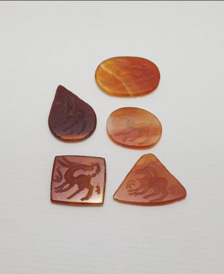 ÜZERİ HAYVAN FİGÜRLERİYLE SÜSLÜ 5 ADET AKİK TAŞ 