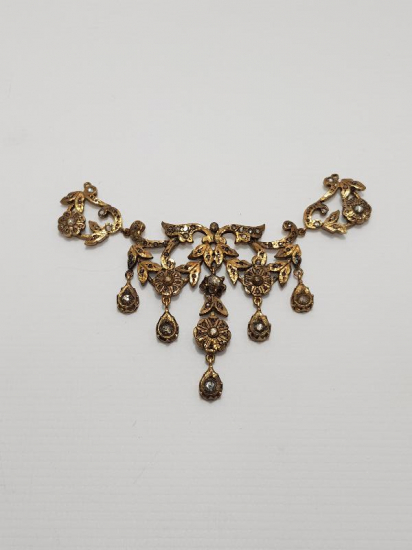 ÜZERİ PIRLANTA TAŞLARLA SÜSLÜ GERDANLIK 