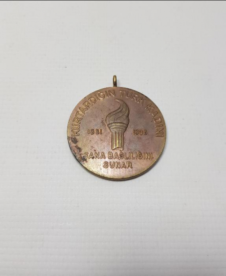 10 KASIM 1938 ATATÜRK, KURTARDIĞIN TÜRK KADINI SANA BAĞLILIĞINI SUNAR MADALYON 