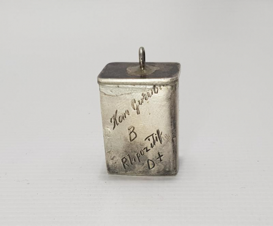 KAN GRUBU YAZILI ANTİKA GÜMÜŞ KÜNYE KUTU 