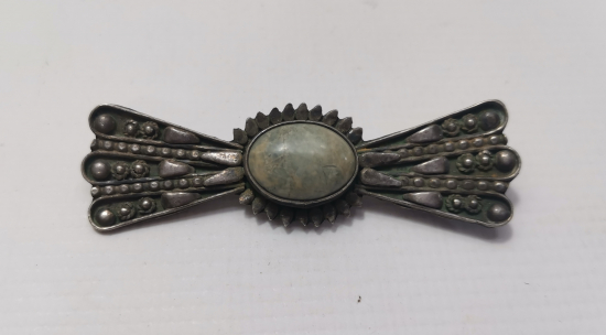 ÜZERİ GÜVERSE İŞÇİLİKLİ VE DOĞAL TAŞLI ANTİKA GÜMÜŞ BROŞ