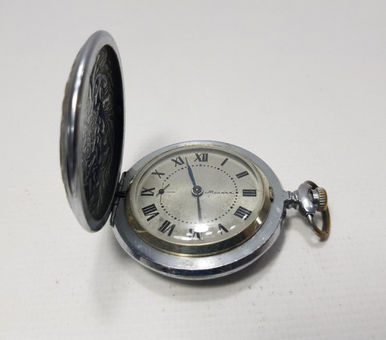 KAPAĞI GRAVÜRLERLE SÜSLÜ MOLNIA CEP SAATİ 