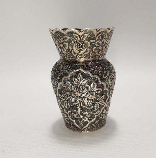 ESKİ İRAN İŞİ ÇİÇEK DESENLERİYLE SÜSLÜ GÜMÜŞ VAZO 