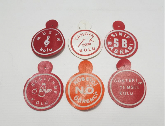 EĞİTİM TARİHİ: SINIF BAŞKANI, MÜZİK KOLU, YANGIN KOLU VS. YAKA ETİKETLERİ 