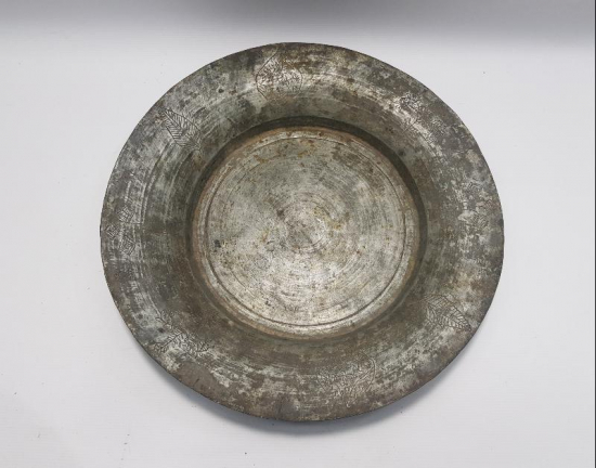 OSMANLI DÖNEMİ ÜZERİ KALEM İŞÇİLİKLİ BİTKİSEL DESENLERLE SÜSLÜ BAKIR TABAK 