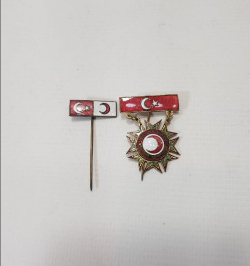 İKİ ADET MİNELİ KIZILAY ROZETİ